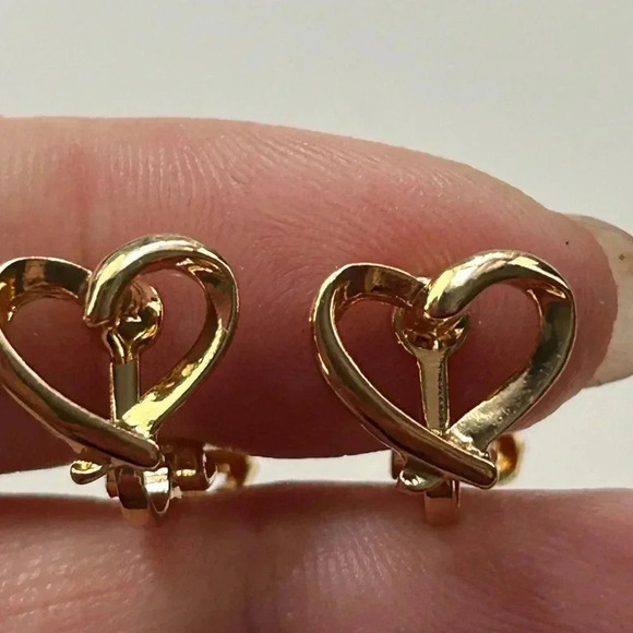 4/$50 Heart tiny lever back earrings for  child 12mm 💙 - Picture 1 of 5